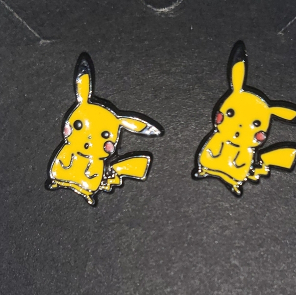 Pikachu stud earrings - Picture 5 of 5